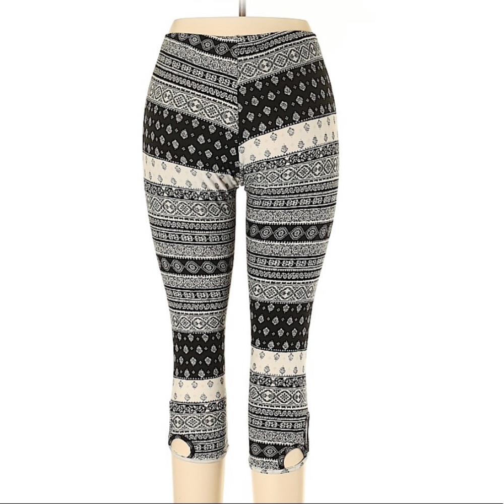 3/$30 Eye candy printed capri leggings size 1x